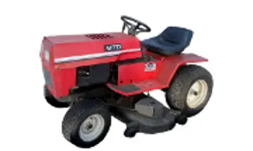 Foto des MTD 812 Traktors