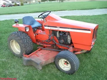 Allis-Chalmers 720 mit seitlich angebrachtem Mähdeck.