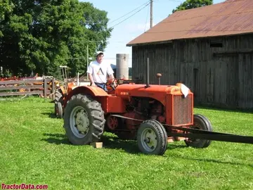 1939 Allis-Chalmers modelo A funcionando una máquina de segar y trillar.