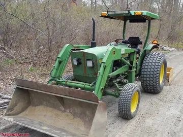 Tractor John Deere 1050 con cargadora frontal modelo 75.