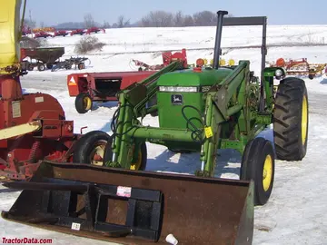 John Deere 2550 con cargadora frontal modelo 240.