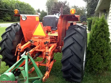 Allis-Chalmers 170 mit breiter Vorderachse.