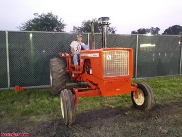 Allis-Chalmers 180 de frente ancha.