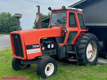 Allis-Chalmers 7010 行作式拖拉机。