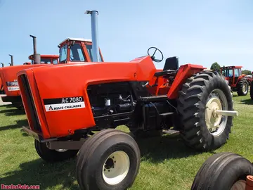 Estación abierta (cabina tipo corte) Allis-Chalmers 7080, lado izquierdo.