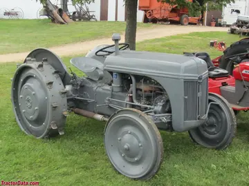 Ford 2N com rodas de aço.