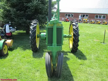 Unlackierter John Deere B mit Vier-Bolzen-Frontständer.