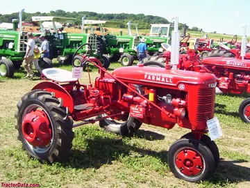 Farmall B, Ansicht von vorne rechts.