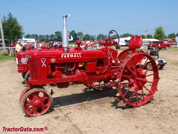 Farmall H auf Stahl, linke Seite.