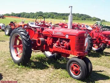 Farmall Super H mit Dreirad-Vorderachse.