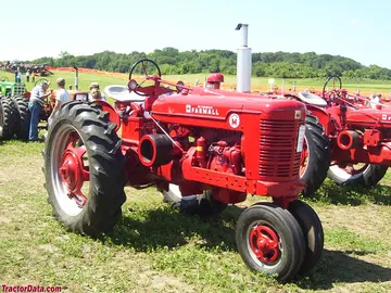 Farmall Super M triciclo delantero con motor de gasolina.
