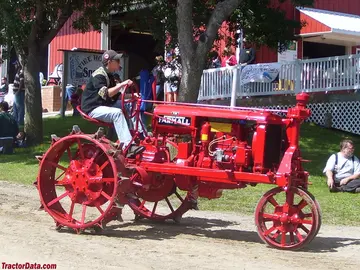 Farmall F-20 sobre ruedas de acero.
