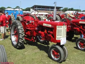 Farmall 230 mit Dreirad-Vorderrad.