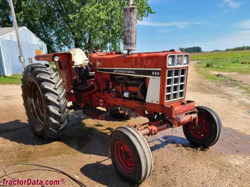 International 686, lado derecho.