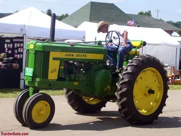 John Deere 620, lado izquierdo