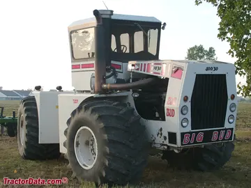 Tractor Big Bud 400/30 de tracción en las cuatro ruedas, lado derecho.