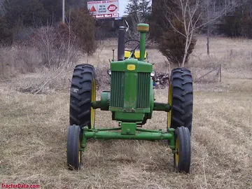John Deere 720 diesel com dianteira larga de pós-mercado.