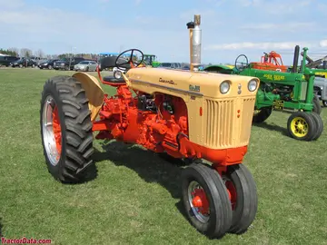 J.I. Case 811-B (Case 800) mit Dreirad-Vorderrad.