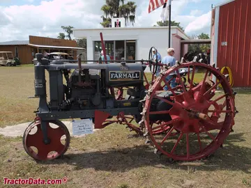Grauer Farmall F-12 auf Stahlrädern.