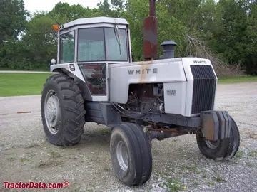 Weißer Ackerschlepper 2-150, rechte Seite.
