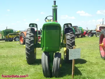 Trator John Deere 3010 para plantio em linha.