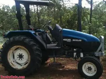 新荷兰4835,带ROPS和两轮驱动。
