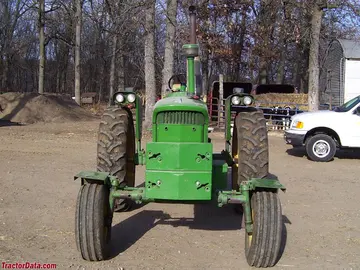 John Deere 3020 mit breiter Vorderschubspitze.