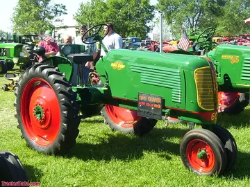 Tractor Oliver 60 para plantio em linha, lado esquerdo.