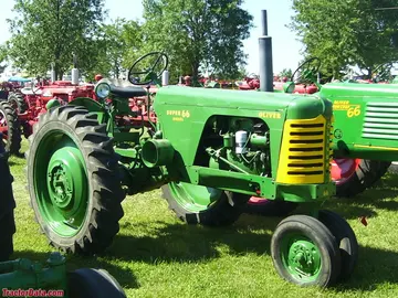 Oliver Super 66 diésel, lado derecho.