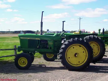 John Deere 2510 mit breiter Vorderachse, linke Seite.