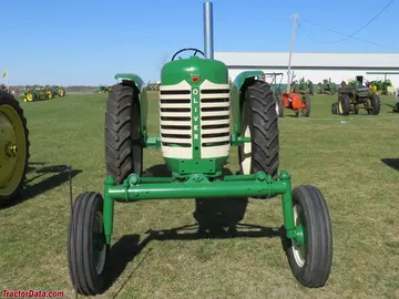Oliver Super 88 com dianteira larga.