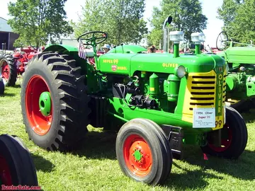 Oliver Super 99 GM, lado direito.