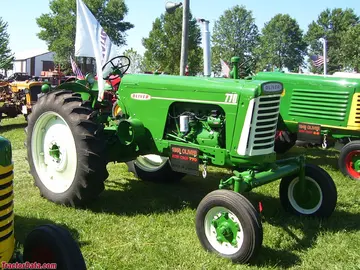 Oliver 770 con frontal ancho.