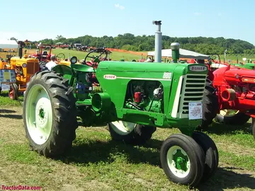 Reihenkultivator Oliver 880 mit Dreirad-Vorderrad.