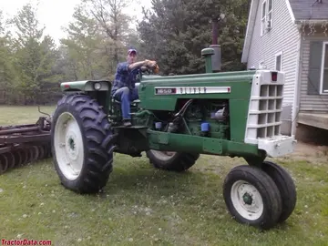 Oliver 1650 com dianteira tipo triciclo.