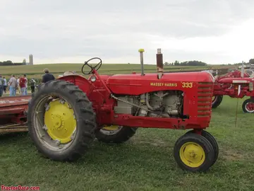 Massey-Harris 333 com sistema de direção dianteira tipo triciclo.