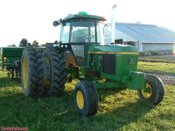 John Deere 4230 con neumáticos traseros dobles.