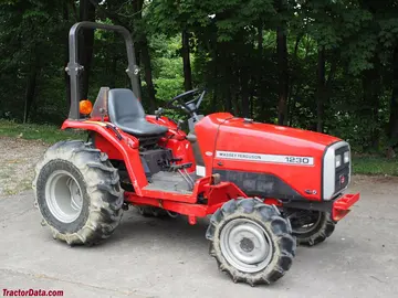 Massey Ferguson 1230, lado derecho.