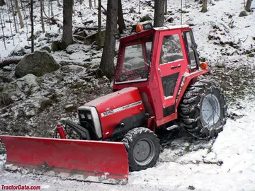 Massey Ferguson 1240 mit Kabine und Schneidwerk.