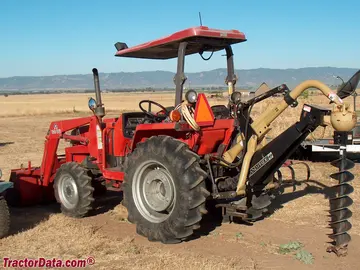 配备1246前端装载机的Massey Ferguson 1260紧凑型多功能拖拉机。