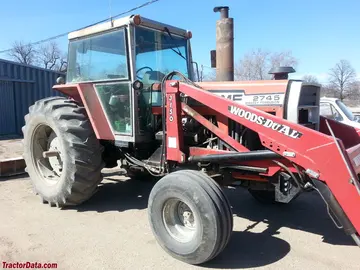 配备 Woods 3150 前端装载机的 Massey Ferguson 2745.