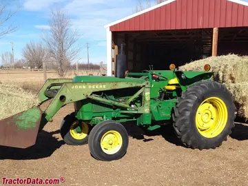 John Deere 2440 con cargador frontal modelo 47.