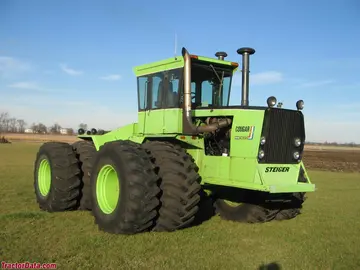 Steiger Cougar III ST-251，正面右视图。