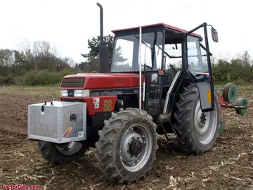 CaseIH 495 mit werkseitigem Allradantrieb Carraro Vorderachse