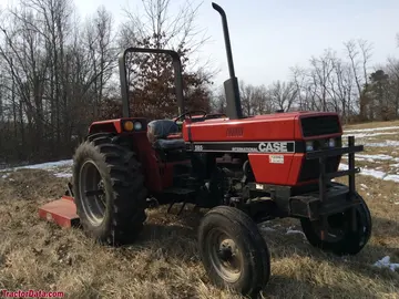Allradantrieb Case IH 585 mit ROPS.