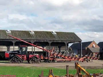 Case IH 9380 Quad Trac mit 12-scharenigem Pflug.