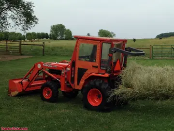 Kubota B2710 mit LA402 Frontlader.