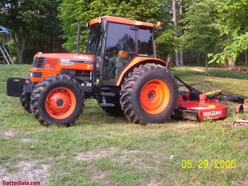 Kubota M9000 mit Rotationsmäher, linke Seite.