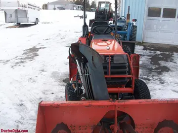 Kubota B1700 mit Frontanbau-Schneeschaufel.