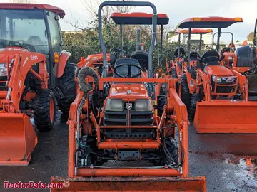 Trator utilitário compacto Kubota B2100 com carregadeira frontal LA310.